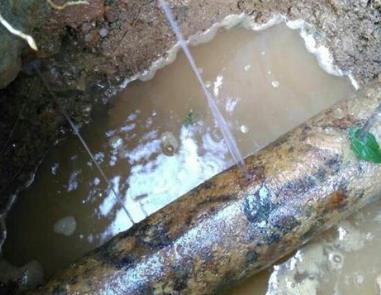 余姚楼顶渗水维修公司分享下地暖漏水的原因及检测方法。